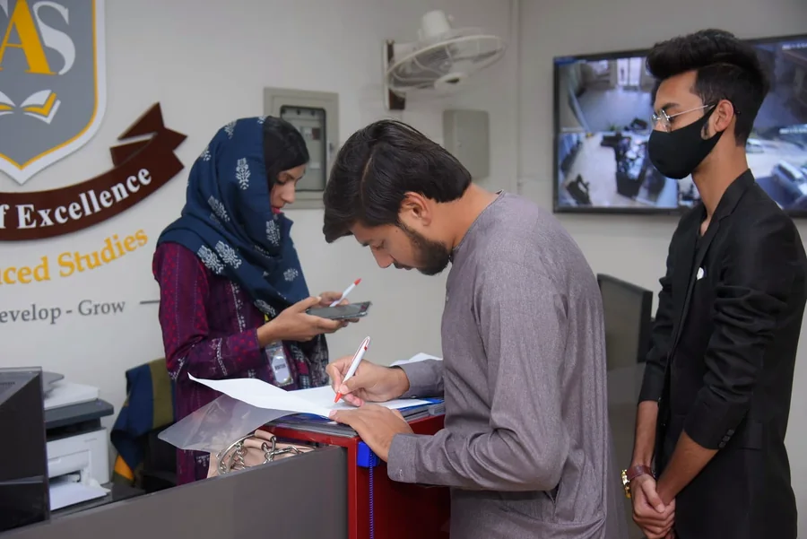 Students at the CAS front desk with the Front Desk Officer