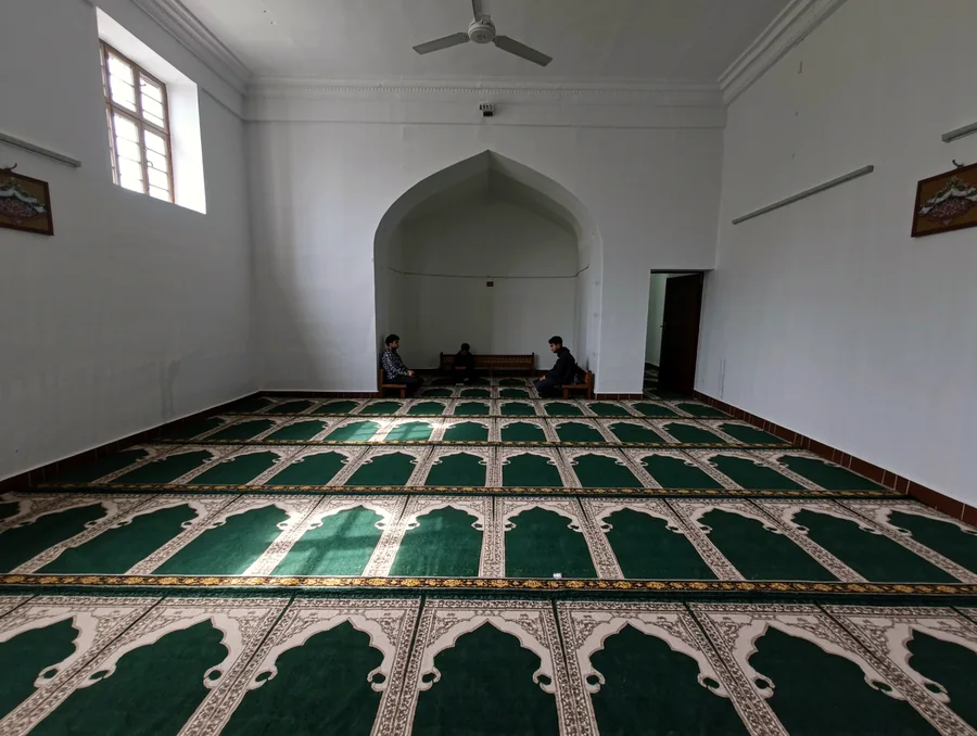Illustration of a carpeted prayer and common room